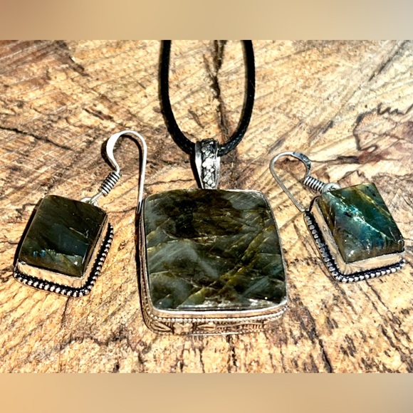 Labradorite Pendant & Earrings Set - Picture 12 of 13